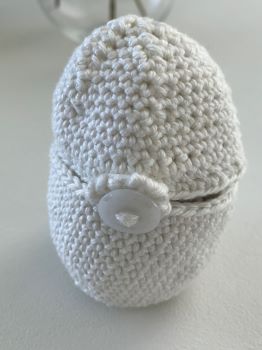 Babyschildkröte im Ei mint